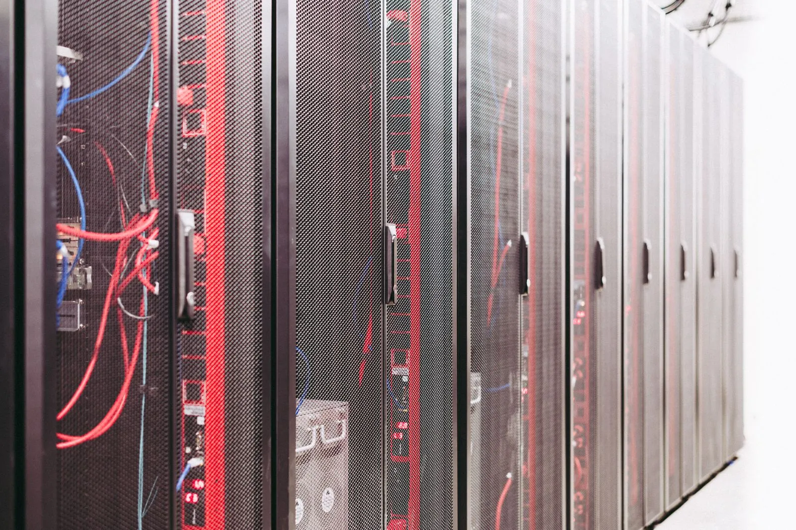 Serverschränke mit Netzwerkverkabelung
